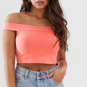 Slutsåld oanvänd crop top - Helt oanvänd crop top i härlig korallfärg som är lite för liten i storleken för mig (är vanligtvis en 36a). Bud från 30 i kommentarerna, höj med minst 10 kr åt gången. Budstopp 23.59 söndag (20/9). Hör av er om ni undrar något ❤️