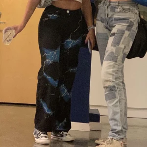 Målad blixt byxor⚡️ - Säljer dessa målade jeans i storlek 24 men kan passa både storlek 25/26. Varsamt använda. Skriv om du vill ha mer bilder!BUDAAA!!❤️