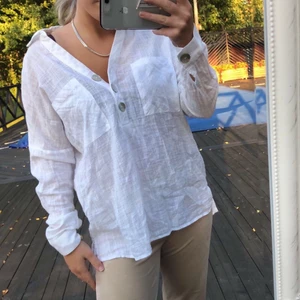 Linneskjorta  - Super fin linneskjorta från mango som inte kommit till användning tyvärr. Använd max 3 gånger så den är i super bra skick.