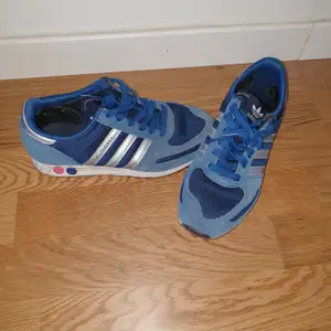 Blå Adidas skor 