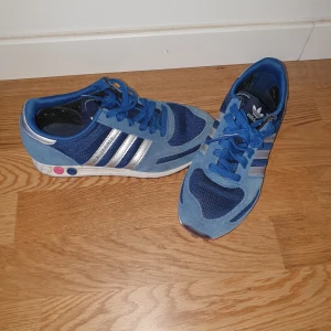 Adidas  - Blå Adidas skor 