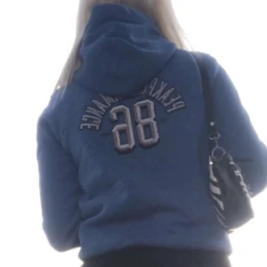 Zip hoodie - Jättefin retro peakperformance zip hoodie, går inte att få tag på och är köpt i en vintagebutik för 390💙 är i helt perfekt skick och frakten är på 80kr💕