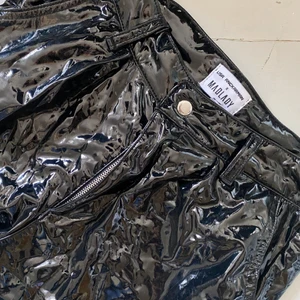 LISA ANCKARMAN CARGOBYXOR - Cargobyxor från Lisa Anckarman X MADLADY. Ena fästet till skärp är sönder och därför säljer jag dem till ett billigt pris. Möts på Södermalm och vid frakt står köparen för kostnad!