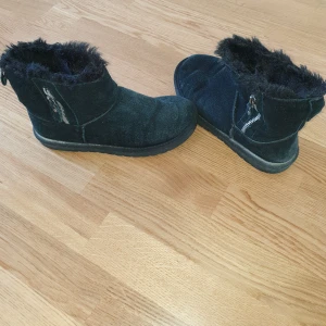 Stövlett  - Skor m kedja på sidan 