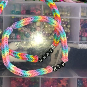 regnbågs chokers!! - egengjorda chokers. frakt tillkommer på 11kr<3 priset är per styck<3