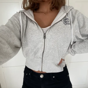 abercrombie and fitch hoodie - riktigt skön och snygg ! köptes i usa för 2 år sen, väldigt bra skick, priset kan diskuteras 