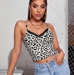 Super trendigt 90-tals inspererat linne - Oanvänt linne med spets! Säljs för den var för liten över bysten på mig, sitter nog bäst från a-c kupa, möts upp i stockholm city/Odenplan, annars står köparen för frakten