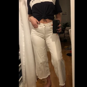 Vita jeans  - Säljer mina asfina vita jeans!!! Rumpan i dessa blir 🙏🏼 
