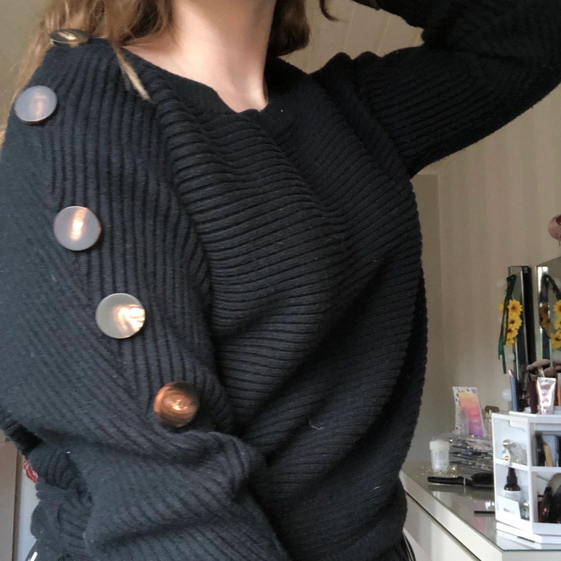 Svart långärmad tröja med knappdetaljer - 90