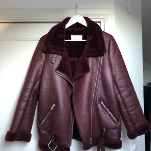 Zara jacka - Jacka från zara i stl s, vinröd färg, lite overzised. Väldigt bra skick! 