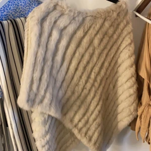 Päls Poncho  - Här är en väldigt fin päls poncho i bra skick köpt för två år sedan på butiken salt för 399kr säljs nu för 190 kr ,, jätte fin men dax att sälja 🥰