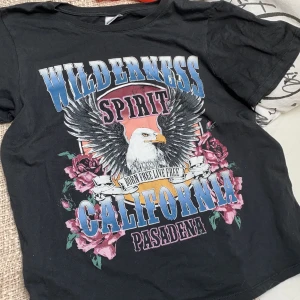 Rockinspirerad t shirt - T shirt från Gina tricot i storlek S. Frakt tillkommer💕