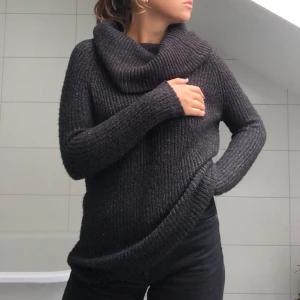 TRÖJA - En skitsnygg stickad halvpolo från Ralph Lauren som passar allt från en XS till M i storlek! 