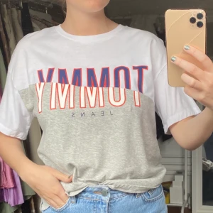 Tommy Hilfiger T-shirt  - T-shirt från Tommy hilfiger. Är i bra skick använd ca 10 gånger. Köpt på Tommy hilfiger butiken i Stockholm🦋 skriv i dm vid intresse💕 Pris kan diskuteras🧚🏼 Frakt tillkommer 63kr spårbart.