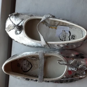 Silvriga söta skor  - Oanvänd.