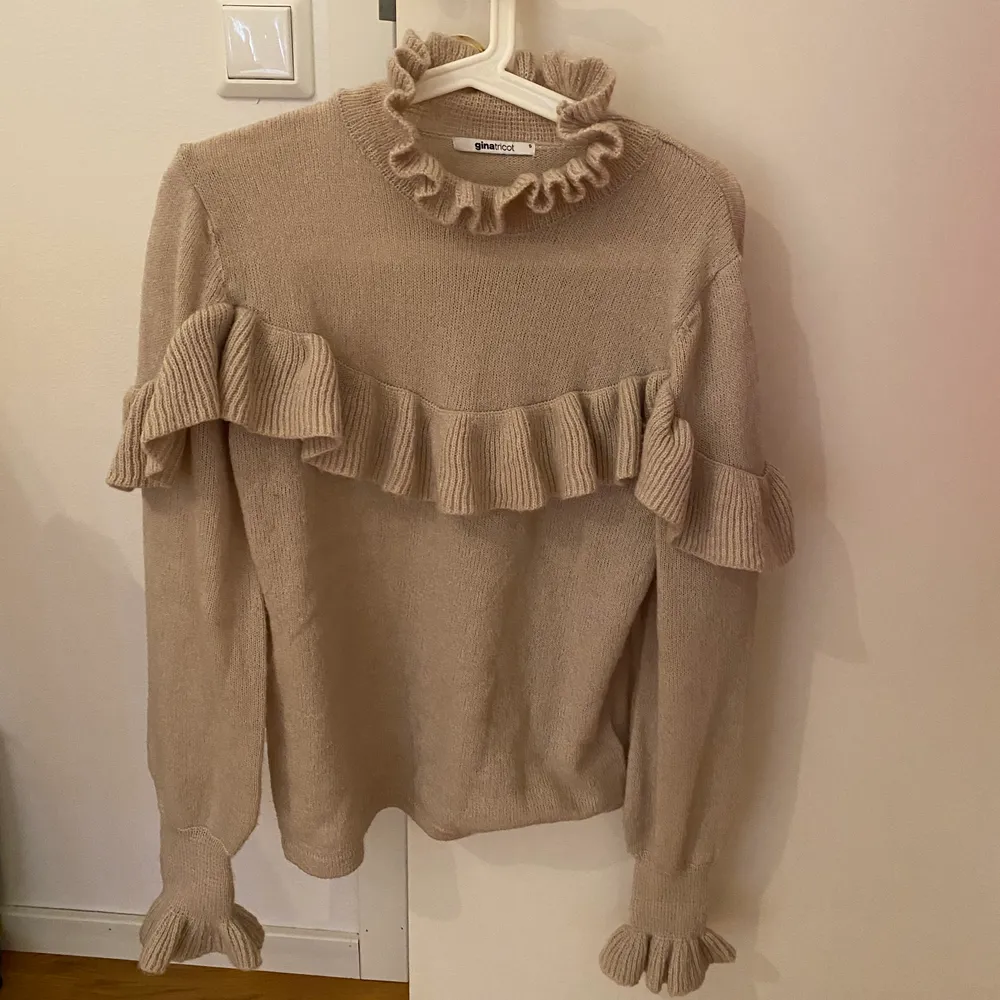 Säljer denna stickad tröja från Gina tricot med fina volanger som detaljer. Tröjan är använd fåtal gånger därav skälet till varför jag säljer den. Mitt pris är 120kr med gratis frakt. Stickat.