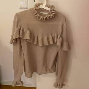 Säljer denna stickad tröja från Gina tricot med fina volanger som detaljer. Tröjan är använd fåtal gånger därav skälet till varför jag säljer den. Mitt pris är 120kr med gratis frakt