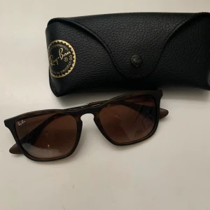 Rayban modell erica - Solglasögon från rayban, fodral och allt finns kvar. I nyskick