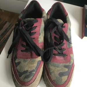 Steve maddan skor - Skitsnygga Steve Madde skor i väldigt bra skick då de har använts väldigt lite. Säljer då de inte kommer till användning länge :(. Fraktar eller möts på Södermalm. 