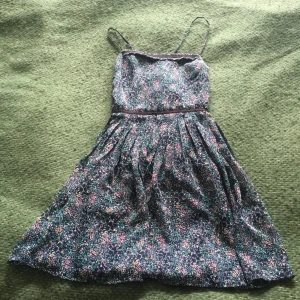 Rules by Mary klänning stlk S - Endast använd 1 gång, för 10 år sedan!! Korslagda band i ryggen, sitter åt i midjan och har en underklänning i sydd. 200 kronor + frakt och den är din! 