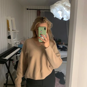 Stickad tröja  - Min bild från Tise!                                                             Säljer en jättefin beige stickad v-ringad tröja från Hm. Jättefint skicka använd ca 1 gång. Ganska stor stl S