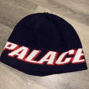 Palace mössa köpt från palace hemsida. Mössan är knappt använd och i bra skick.