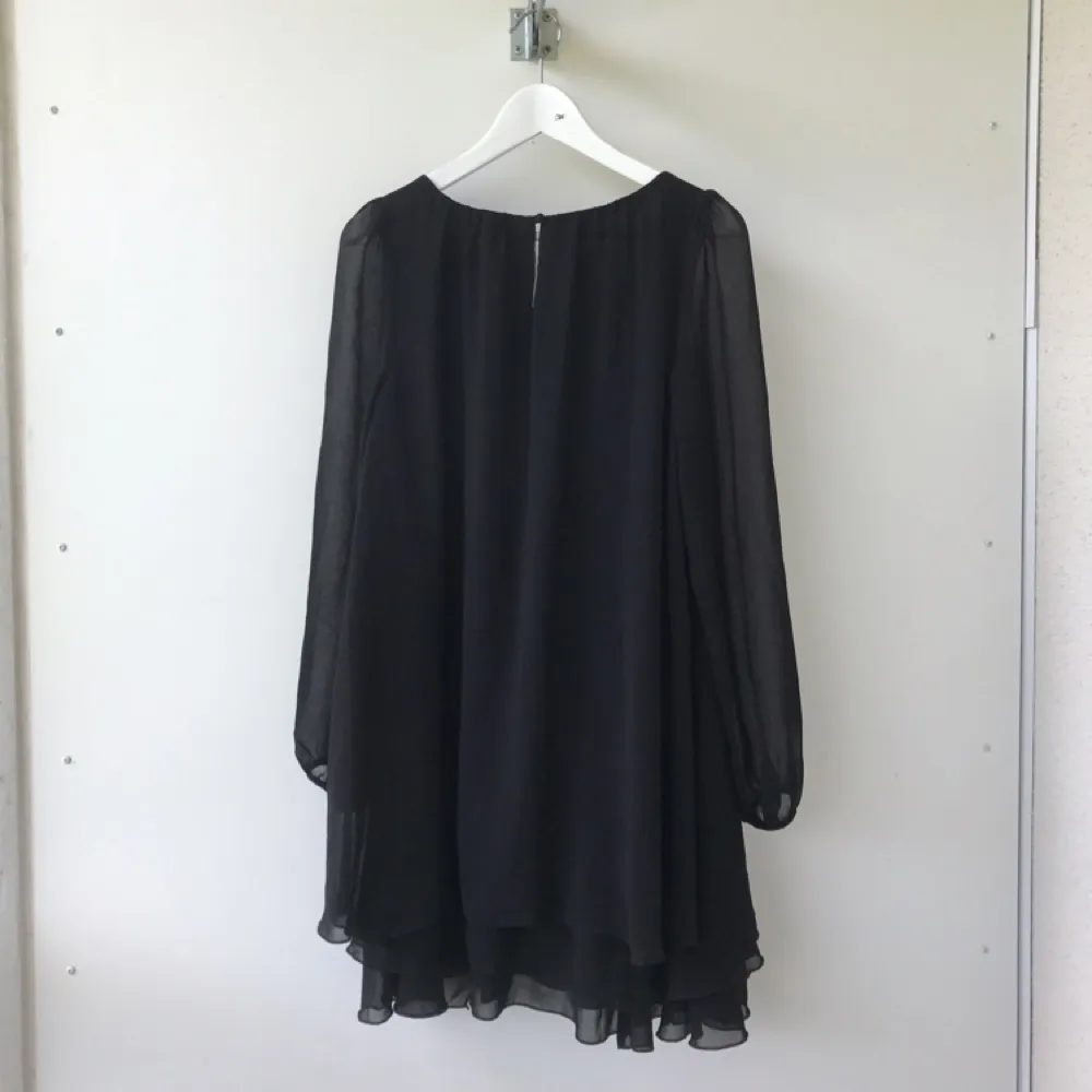 Supersnygg svart klänning i chiffong och volanger från Gina Tricot. Använd ett fåtal gånger, mycket fint skick!! . Klänningar.
