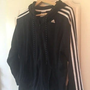  - Adidas tjocktröja med tre ränder. Svart/vit. 