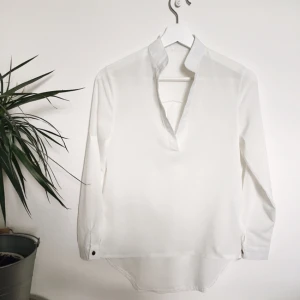  - Fin vit blus. Står att det är en M, men jag tycker att det är mer som en S.