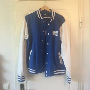  - Collage jacka/kofta från MTV inspirerad av serien AWKWARD.  