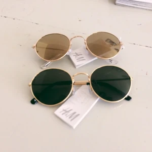  - Två par solglajjor från hm, säljer pga för stora för mig! 50/st :) köpare står för eventuell frakt 😎