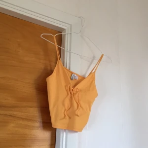  - Orange jätteskön topp.