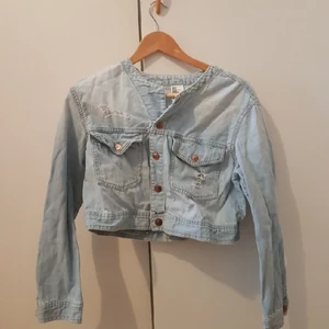  - Jeansjacka cropped (kort) ljusblå, superfint skick endast använd 2 ggr. Säljes pga viktnedgång.