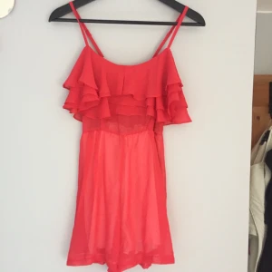  - Playsuit i hallonröd/rosa, sitter jätte fint, dock börjar den bli för liten för mig!  36kr +frakt Skulle gissa att den är antingen en XXS eller en XS, alternativt en xs petite.