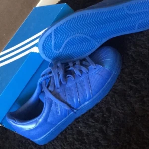  - Hej jag säljer helt nya adidas skor oanvända köpte för stor storlek , det är 42 :) 