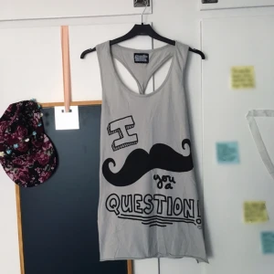  - Köpt på en kawaiishop i Göteborg! Cool twist på baksidan. Aldrig använd. Kan fraktas. Betalning sker via Swish! ✨