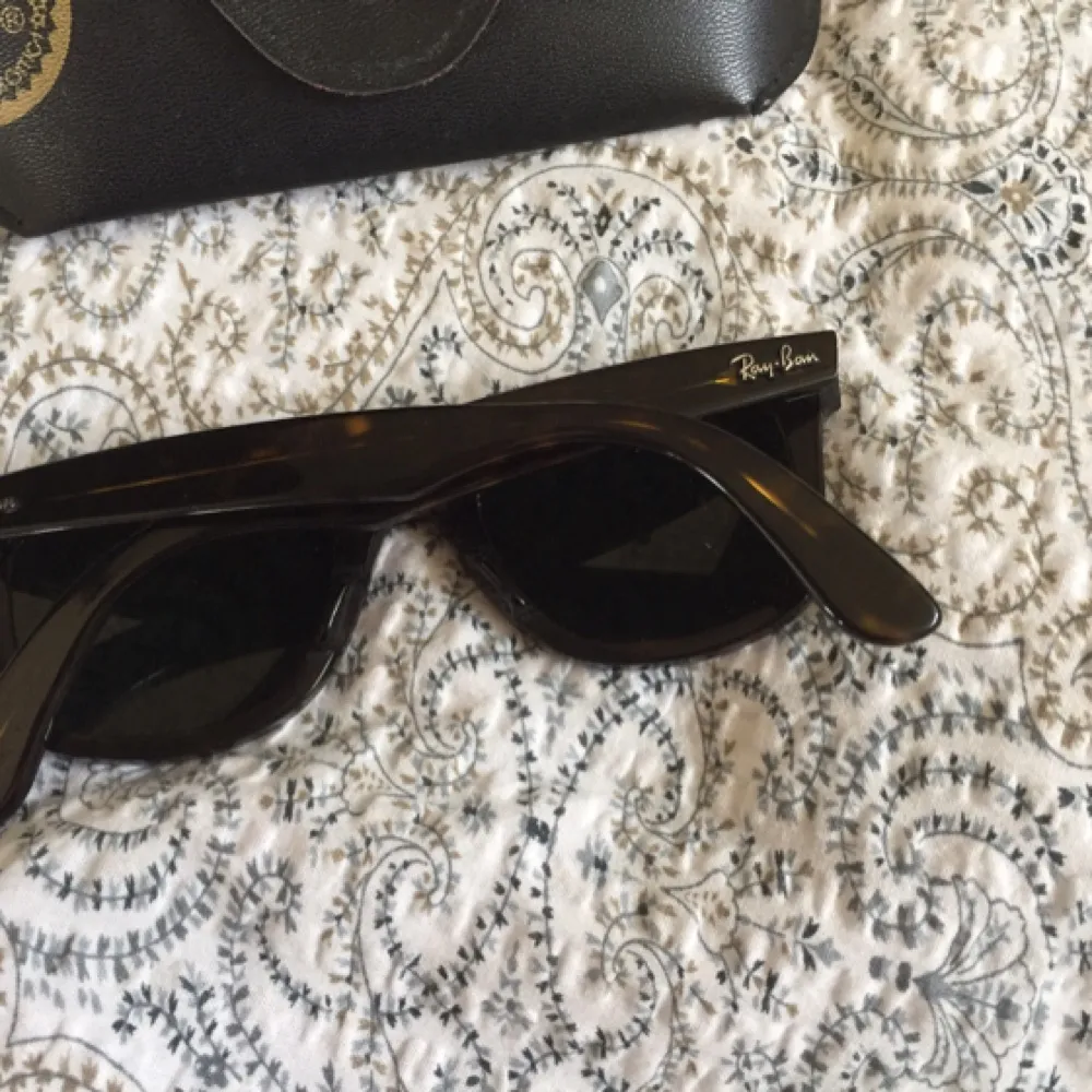 Ray Ban, äkta som inte användas många gånger. Färgen är mörk brun. Går att justera storlek. Nypris ca 2000kr. Accessoarer.