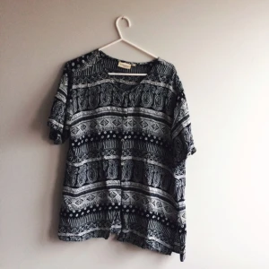  - Fin blus, är markerad som 42/44 men skulle uppskatta den mer som 40/42. Fint skick! 