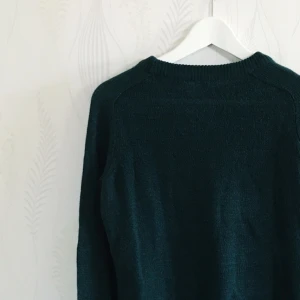  - Tunn stickad tröja från H&M i storlek XS säljes för 60kr inkl frakt. Betalning sker via swish.