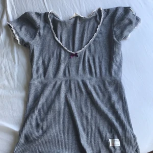  - Supersöt blus från Odd Molly. Köpt på Rådhuset i Uppsala men aldrig använd, endast provad. Frakt tillkommer med 35kr om skickad✨✨✨✨✨