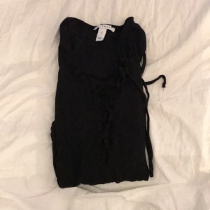 - Body med snörning. Köpt från Nelly.com. Storlek s. 