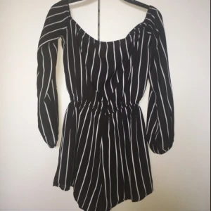  - Riktigt snygg off shoulders jumpsuit! Använd Max 2 gånger och i väldigt bra skick! 