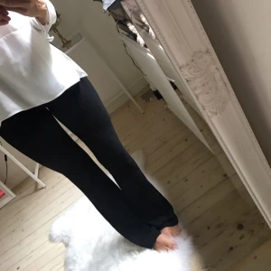  - Svarta bootcut. Frakt 28 kr eller hämtas i Göteborg 
