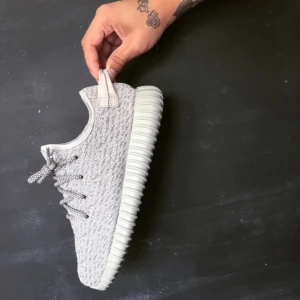  - Säljer pga flytt.  Storlek 42-43, jag har 44 2/3 och de är tighta på mig.  Inte original.  Använt men bra skick.