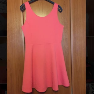  - Jätte fin rosa klänning i Strl 44 från H&M, prislapp kvar. Ni står för frakten om vi inte möts upp.