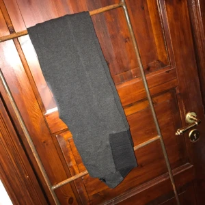  - Grå snygga byxor från ZARA. Bild två och tre är likadan modell och visar hur de sitter. 