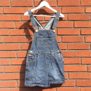  - Perfekta hängselbyxan! Köpt från Nelly. Tyvärr är den för liten storlek för mig. Nästan aldrig använd, så fint skick! Den är aningen mörkare än på bilden.