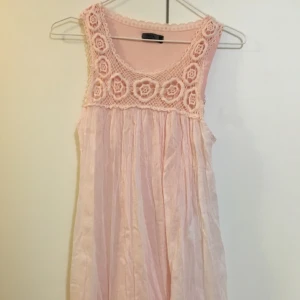  - Klänning i ljusrosa passar även small. Tillhörande underklänning.  