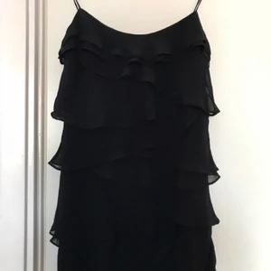  - Oanvänd volangklänning