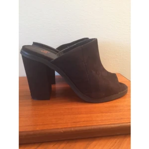  - Snygga skor från Nelly! Endast provade inomhus, säljer pga för liten storlek! Pris inkl. frakt.